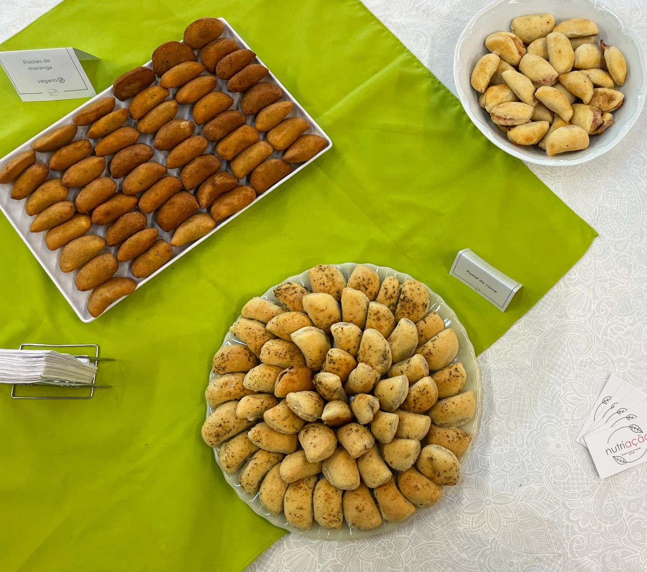 Mesa com preparações de coffee break