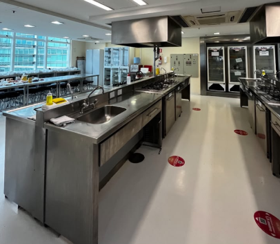 Cozinha profissional utilizada em produção de alimentos