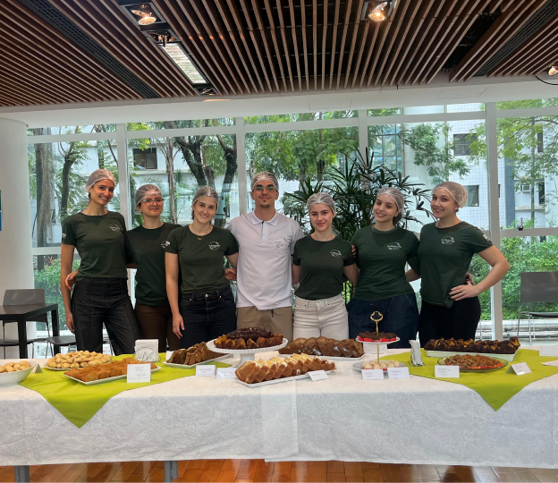 Equipe da NutriAção em um evento com mesa de coffee break