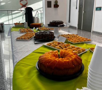 Mesa de coffee break em seminário da UFCSPA